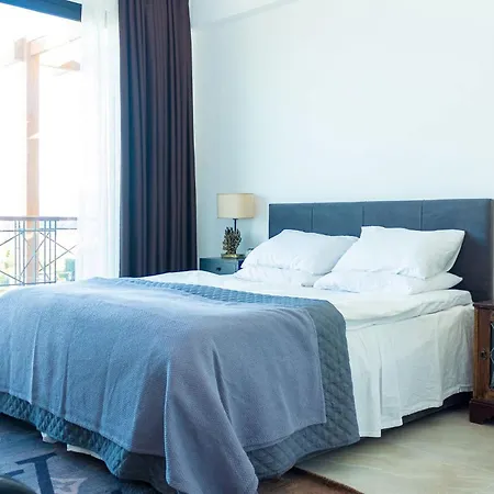 Luxurious Seafront Penthouse Apartment *