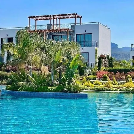 Apartment Luxurious Seafront Penthouse *