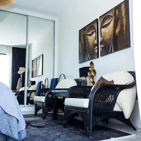 Apartment Luxurious Seafront Penthouse *